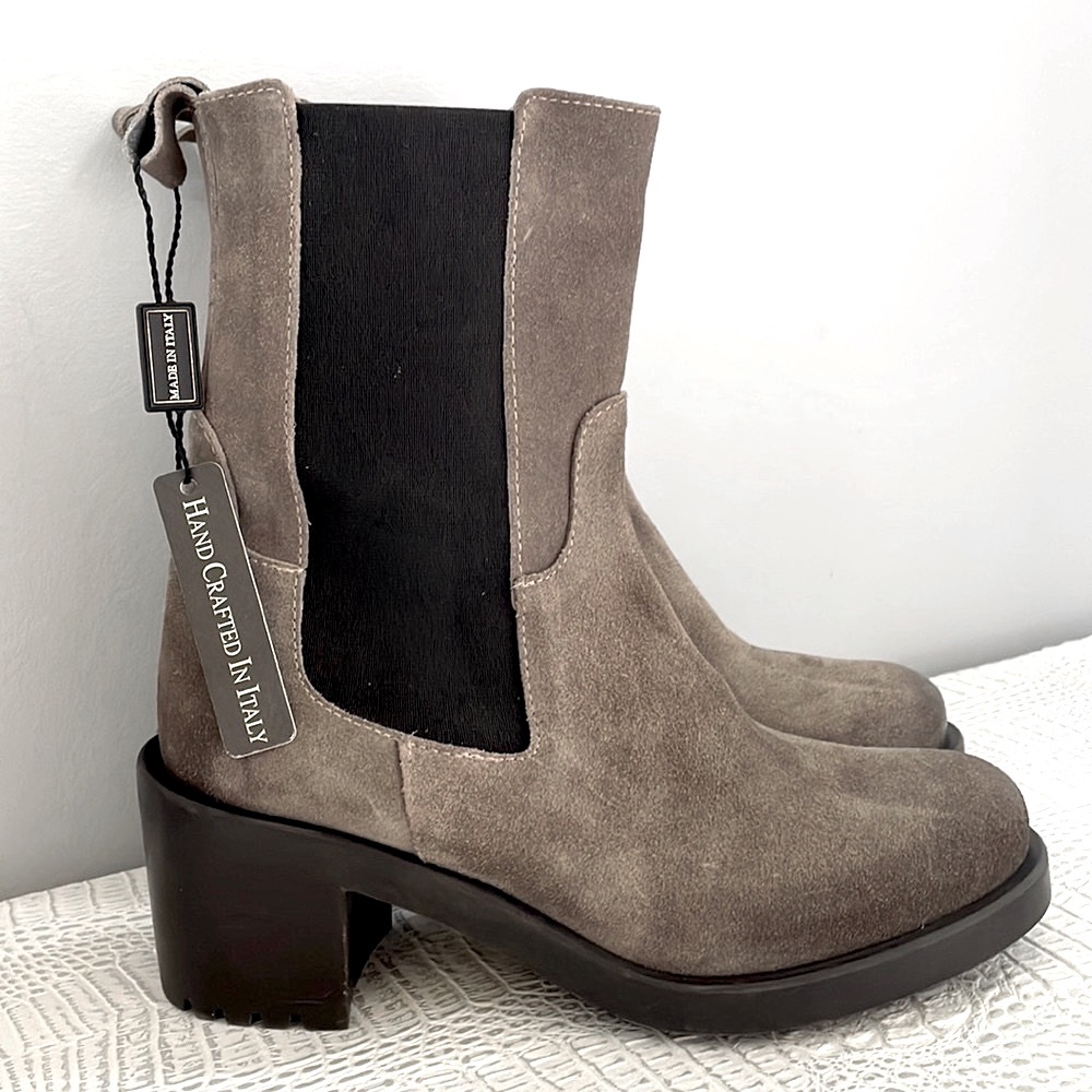 New Emanuele Castro Chelsea Leather Boots. Made in Italy ❤️